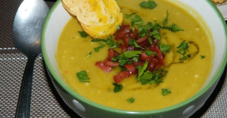 CREME DE ERVILHA COM FRANGO DESFIADO