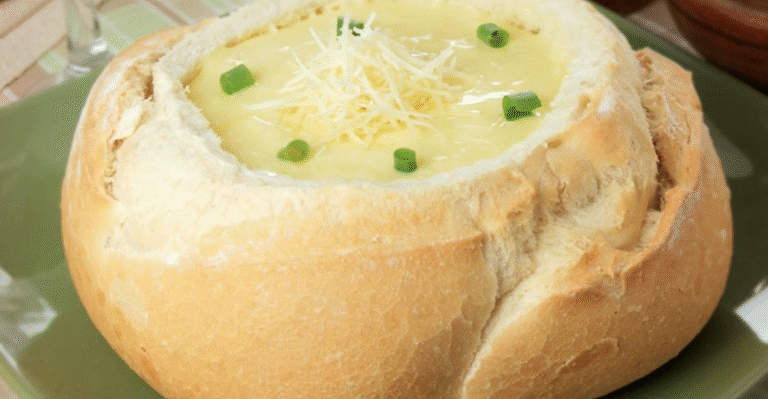 Caldo aos 4 queijos no pão italiano