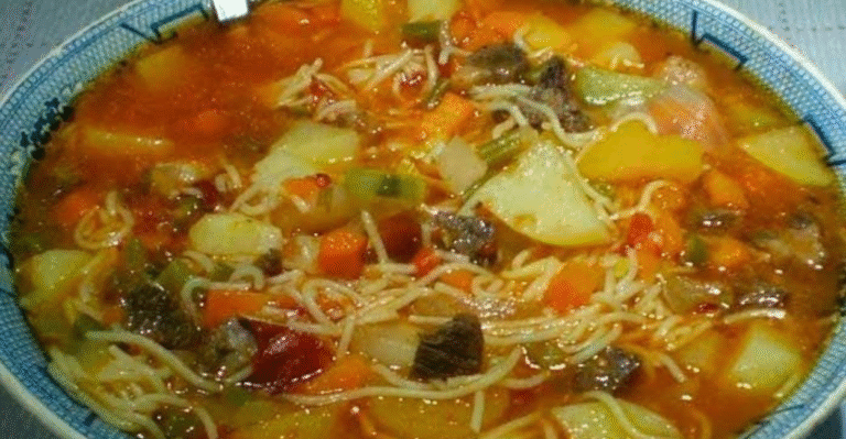 Sopa de macarrão com batata e Cenoura deliciosa